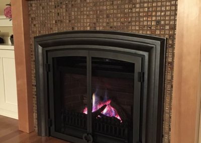 VALOR FIREPLACE WITH TILE AND WOOD MANTLE